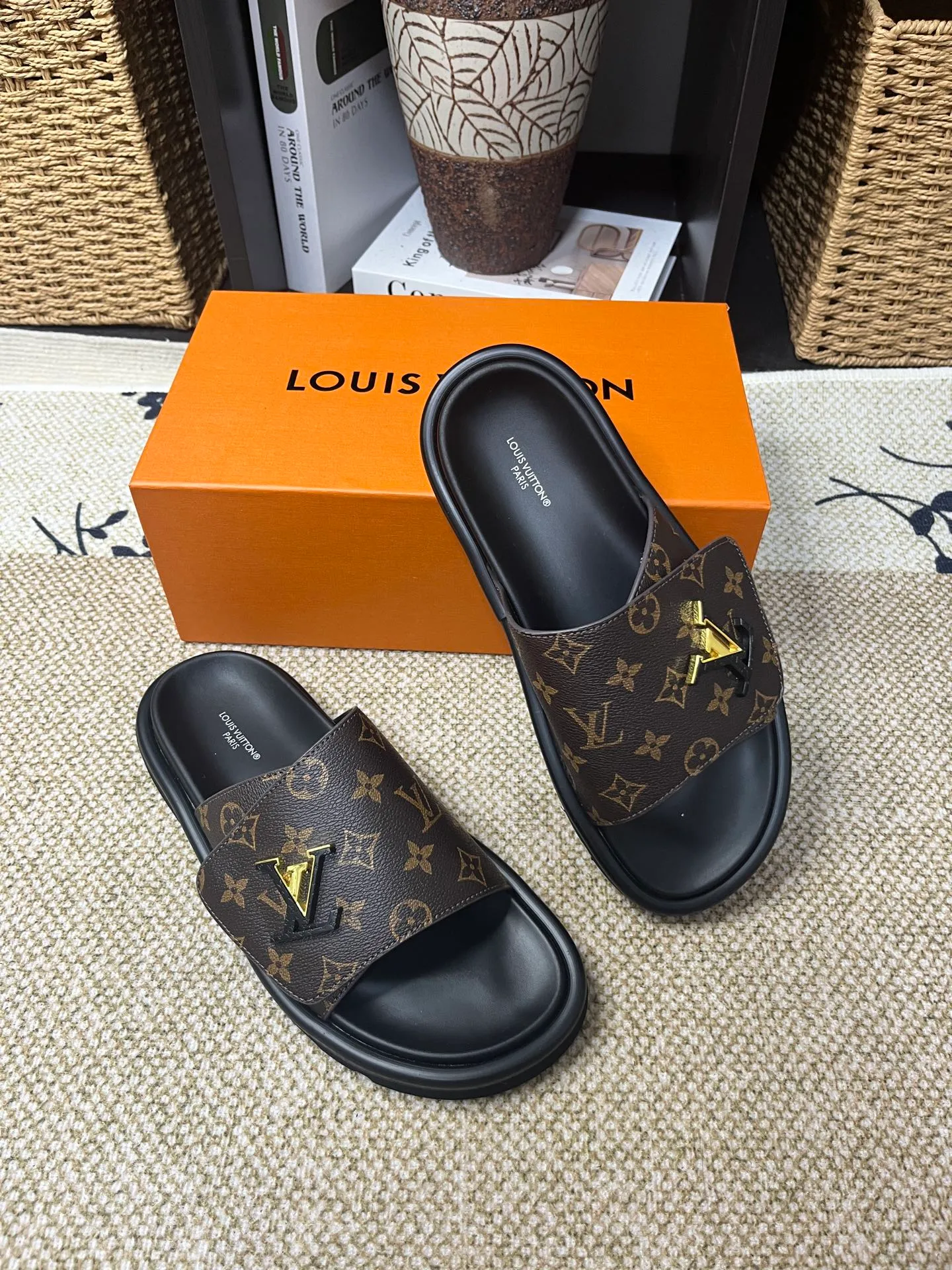 P340 [New Style] [LOUIS VUITTON] Louis Vuitton, LV printing, men's and women's slippers are now on the market, packed in drawer boxes with cloth bags and cards, the upper pattern looks very soft and waxy, and is a super versatile leg slimming tool. Fabric: imported denim/canvas/old fabric, LV hardware LOGO, official website pattern printing, comfortable to wear, feet: high-elastic PU water table. Sole: foam sole, heel height: about 5cm. Code number: 35-46, 35, 45, 46 are custom-made and non-returnable. Color: multiple colors and styles available.
